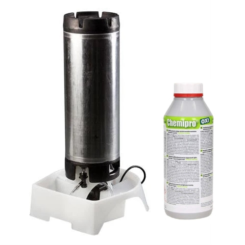 Keg Washer Combo fra Keg Washer står oppreist på et hvitt plastbrett, perfekt for rengjøring av corneliusfett og uunnværlig i hjemmebryggingsrutinene.