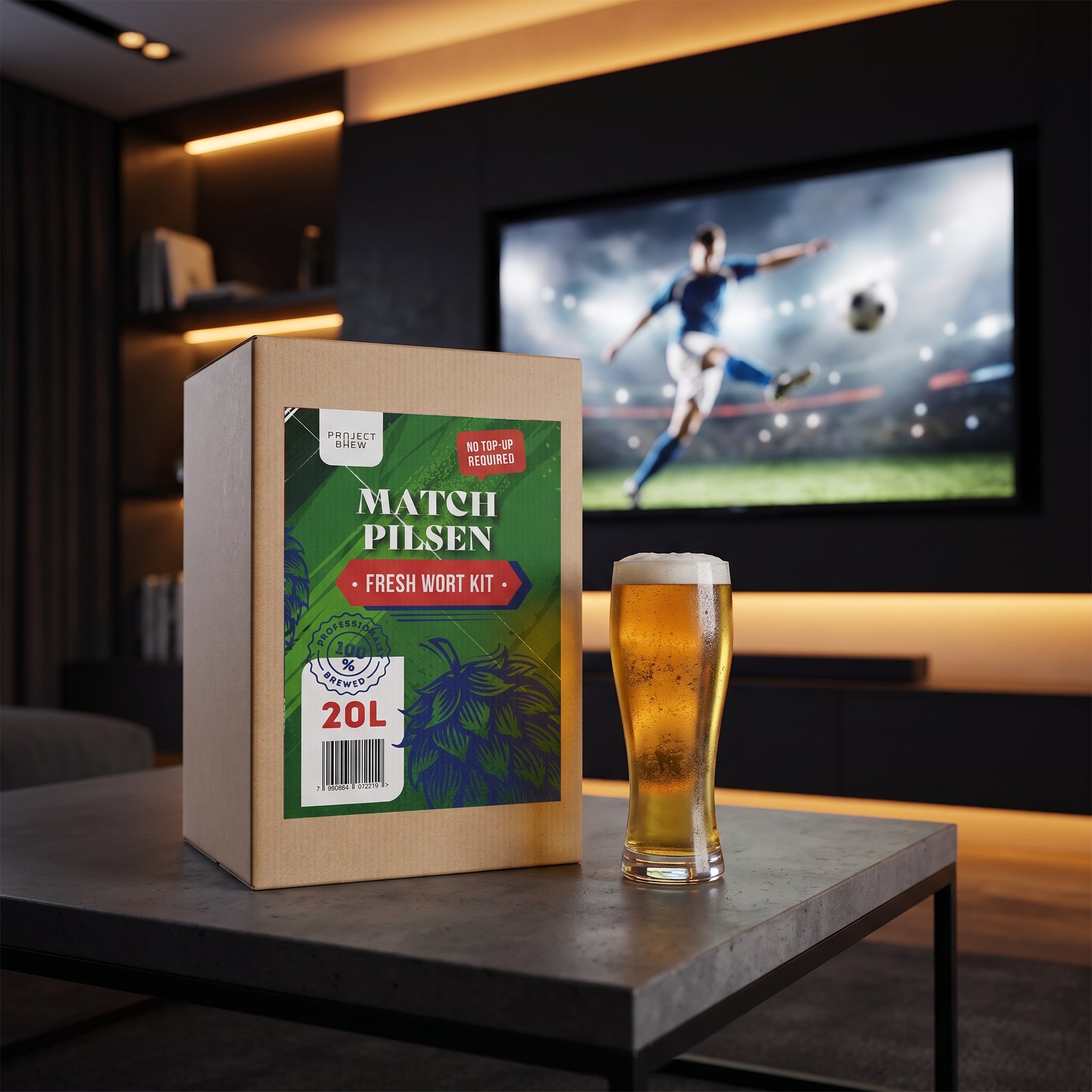 En eske med påskriften «Simply Brew – Komplett startsett med Match Pilsen 20L Fresh Wort Kit» og et høyt glass øl står på et bord i en moderne stue, der entusiaster innen hjemmebrygging kan nyte nybrygget øl mens de ser på en fotballkamp på TV i bakgrunnen.