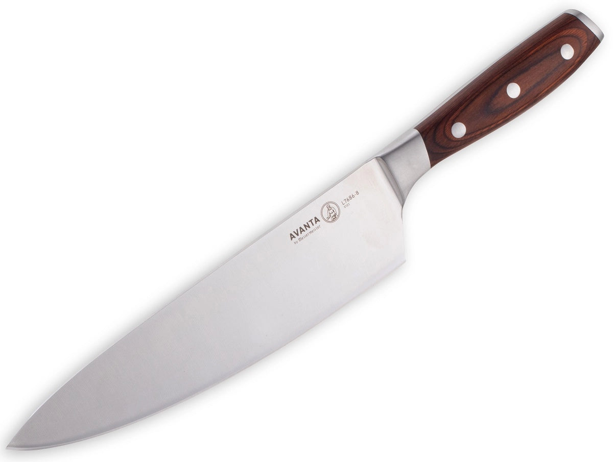 Messermeister Avanta Pakkawood Knivsett er en kokkekniv laget av tysk X50 rustfritt stål, med et bredt blad og et trehåndtak med tre nagler, som vises på en hvit bakgrunn.