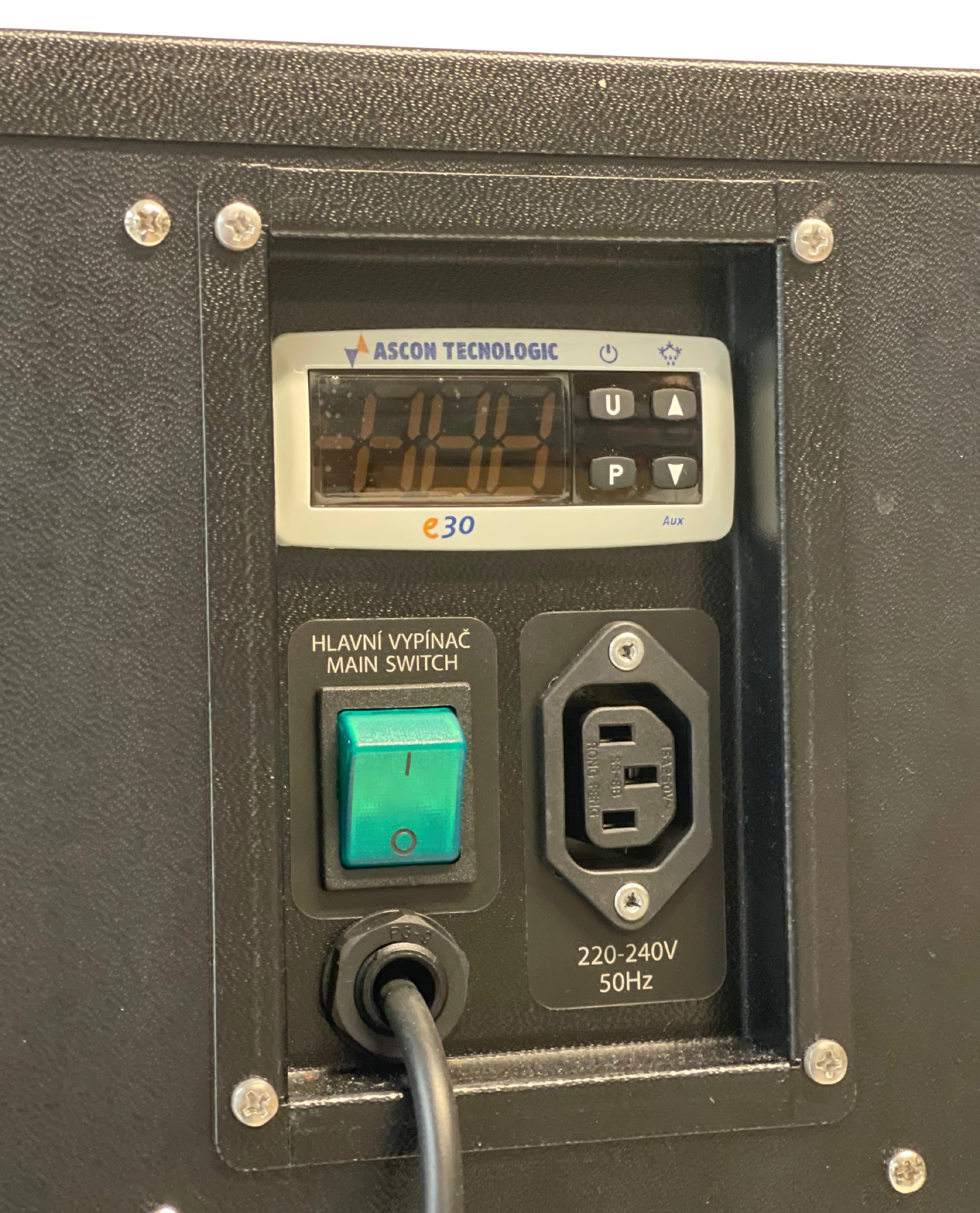 Nærbilde av Lindr AS-40 Glycol Green Line kontrollpanel for temperaturstyring, med digitalt display, knapper, grønn bryter, strømuttak og kabel; ideelt for hjemmebrygging. Merket 220-240V, 50Hz.