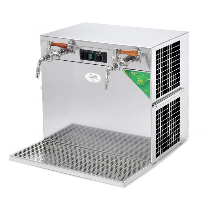 Lindr KONTAKT 300 Twin Power Green Line er en drikkevaredispenser i rustfritt stål med to kraner, kontrollpanel og dryppbrett fra Lindr, designet for praktisk bruk på kjøkkenbenken.
