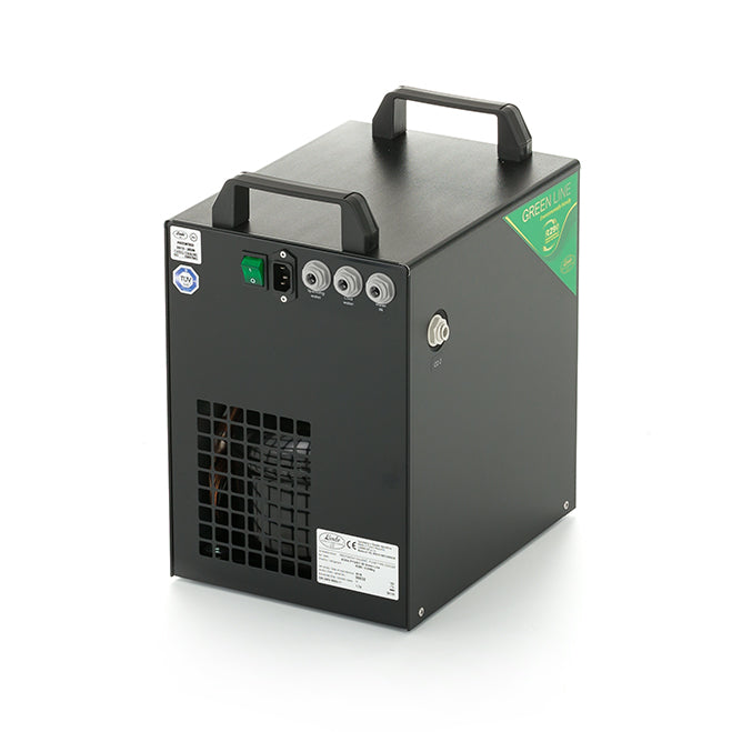 Lindr Soda Pygmy 25 Green Line sodavannmaskin fra Lindr har kontrollbrytere, ventilasjonsgitter, etiketter, to håndtak på toppen og et grønt Green Line-klistremerke på siden. Fotografert på hvit bakgrunn.