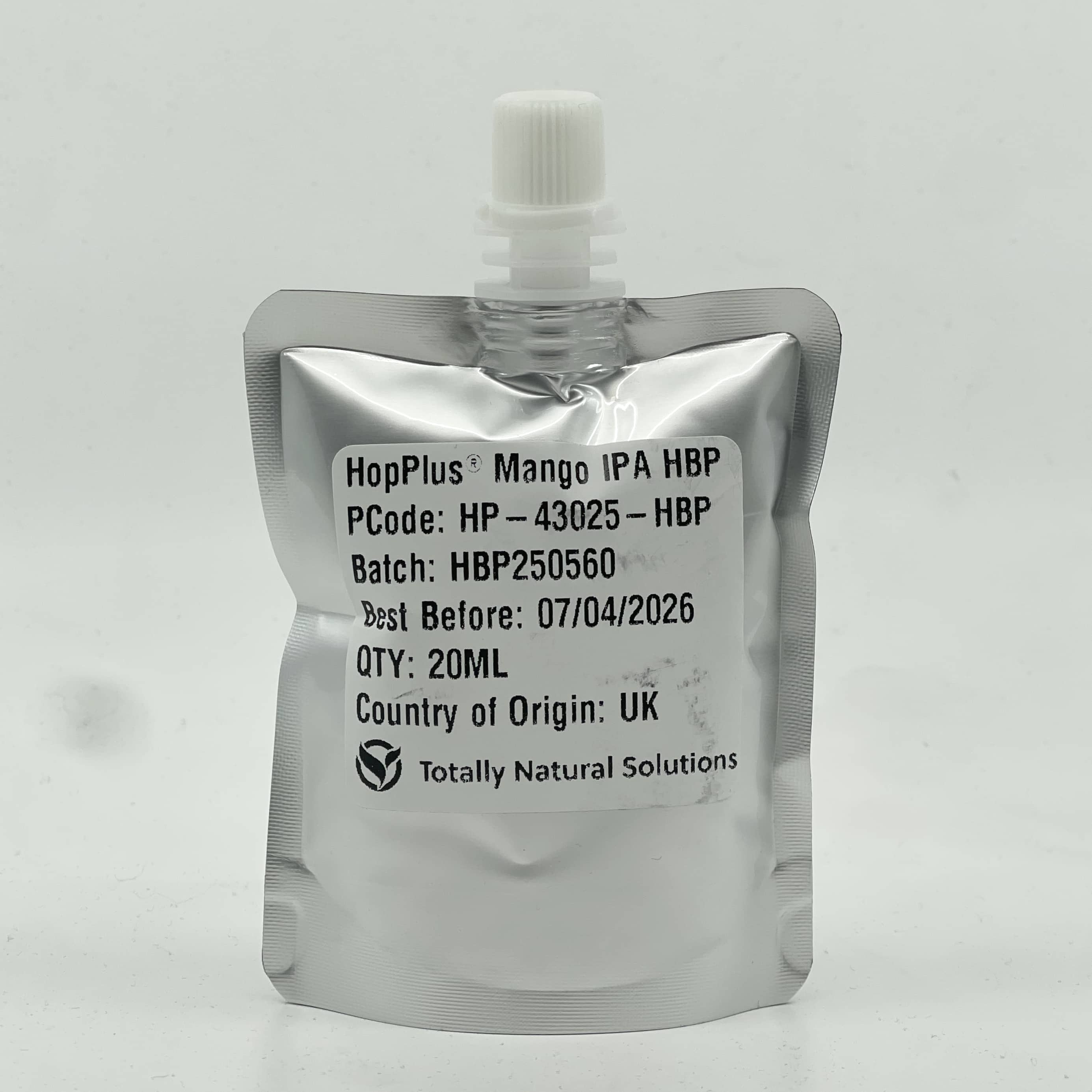 En sølvfarget 20 ml-pose merket NaturalSensation Mango IPA fruktessens har produktkoder, batchnummer, utløpsdato 07/04/2026 og britisk opprinnelse fra Totally Natural Solutions, og byr på rik humlearoma og fruktessens.