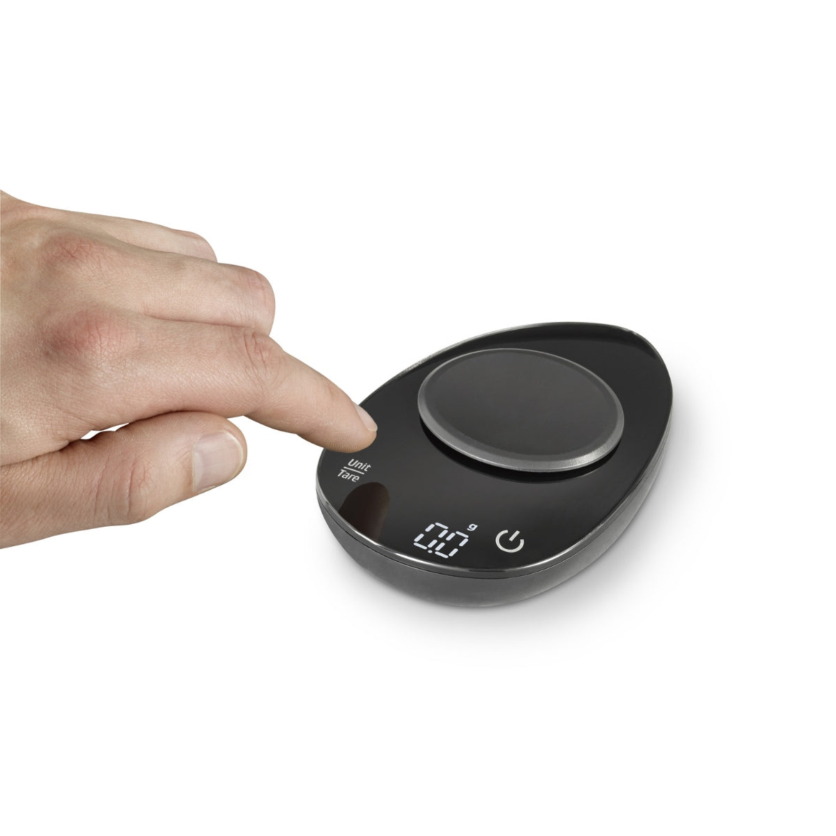 En hånd som trykker på en knapp på den digitale kjøkkenvekten Caso FinoCompact Minivekt 0,1 g – 500 g, der LCD-skjermen viser null gram.