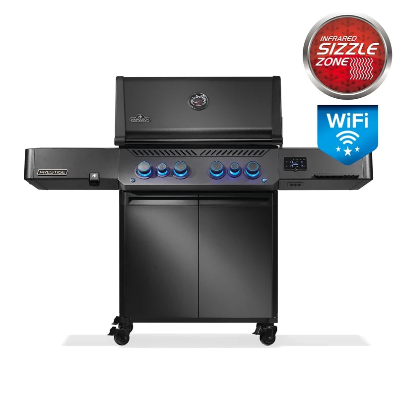 Napoleon Prestige® 500 Phantom™ Connected gassgrill har kontrollknapper, lukket lokk, sidebrenner, WiFi-tilkobling og et infrarødt Sizzle Zone-merke for en fullt tilkoblet grillopplevelse utendørs.