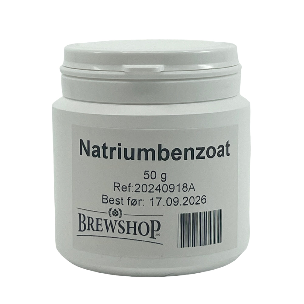 En 50 g hvit plastbeholder med Natriumbenzoat (E211) fra Brewshop, brukt som konserveringsmiddel for å bevare ferskheten. Merket med referansenummer og best før-dato 17.09.2026.
