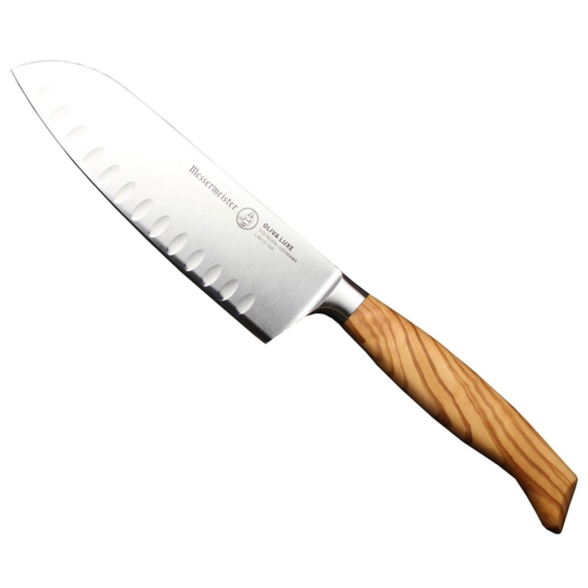 Messermeister Oliva Luxe Santoku Kullenschliff har et blad i rustfritt stål med ovale fordypninger og et trehåndtak som er inspirert av tradisjonell japansk kokkeknivdesign.
