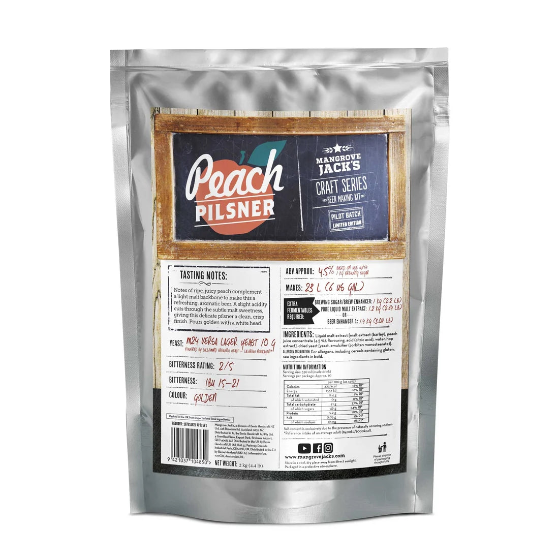 En sølvfarget pose merket Mangrove Jacks Craft Series Peach Pilsner (Limited Edition) ekstraktsett - 2 kg, med produktinformasjon, smaksnotater, maltekstraktingredienser og bryggeinstruksjoner trykt på forsiden.