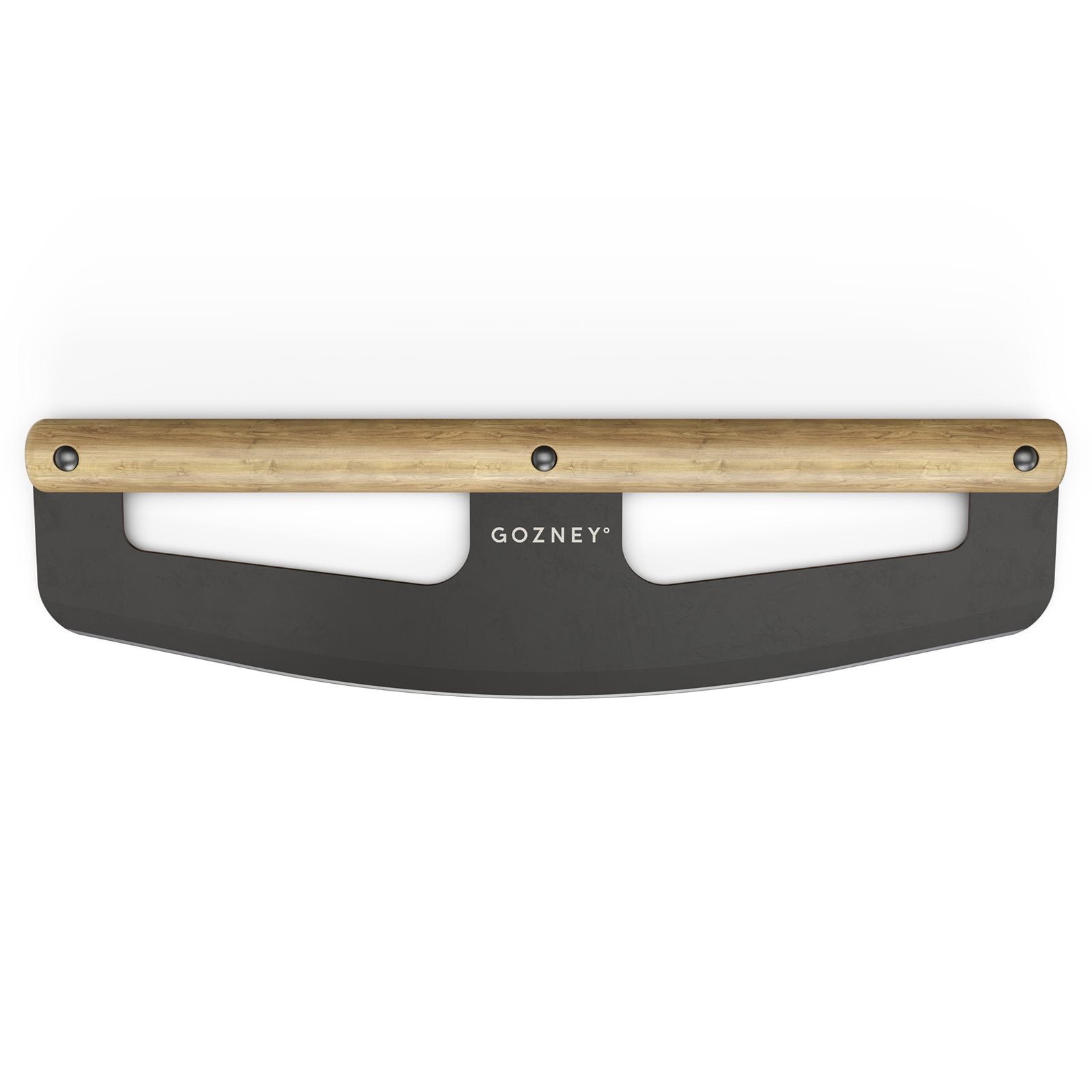 Gozney Pizzakutter er en buet metallkutter med trehåndtak, vist ovenfra på hvit bakgrunn. Den er laget av rustfritt stål for varig holdbarhet og stilig design, og er merket med GOZNEY.