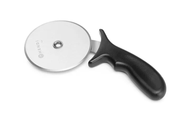 Hendi Pizza Slicer med et rundt blad i rustfritt stål og svart plasthåndtak på hvit bakgrunn.