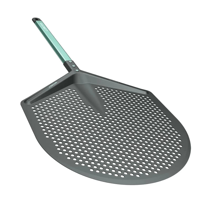 Gozney Pro Pizzaspade 14" Large har et grønt håndtak og et perforert aluminiumsblad, vist mot en hvit bakgrunn.