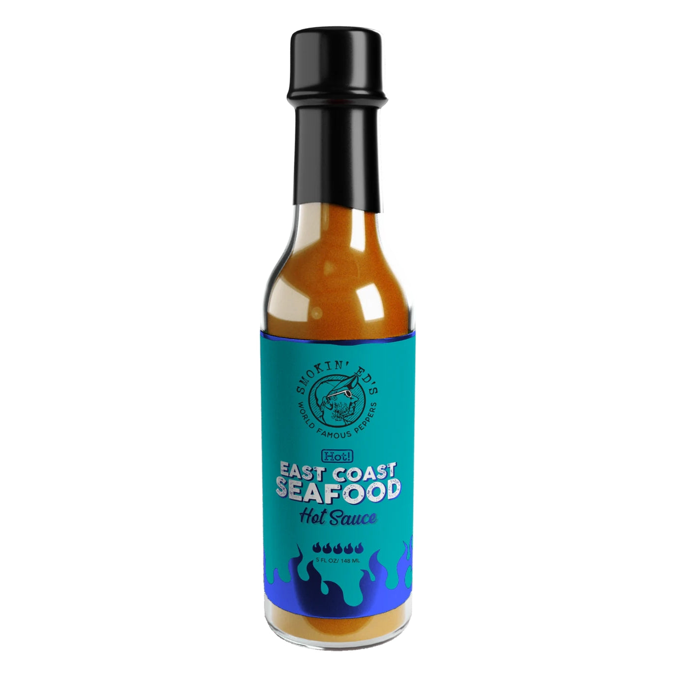 En flaske med PuckerButt Pepper Company's Smokin' Ed's East Coast Seafood - Pepper X Edition har blå etikett, svart hette, flammegrafikk, kryddervurdering i bunnen og er laget med sjømatkrydder og brennende Pepper X.