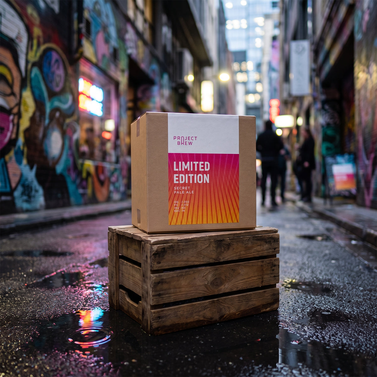 En pappeske med påskriften «Secret Pale Ale – Limited Edition allgrain ølsett» står på en trekasse i en graffitidekket bygate med vått fortau, noe som vekker assosiasjoner til de kraftige smakene fra Vic Secret-humlen som inngår i dette spesialbrygget.