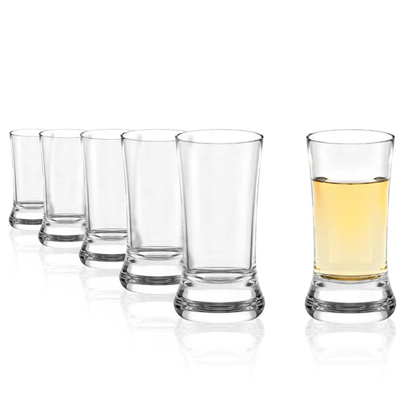 Seks Stölzle Lausits Snapsglass (45 ml) står på rekke og rad, det siste er fylt med en lys ravfarget væske, mens de andre er tomme.