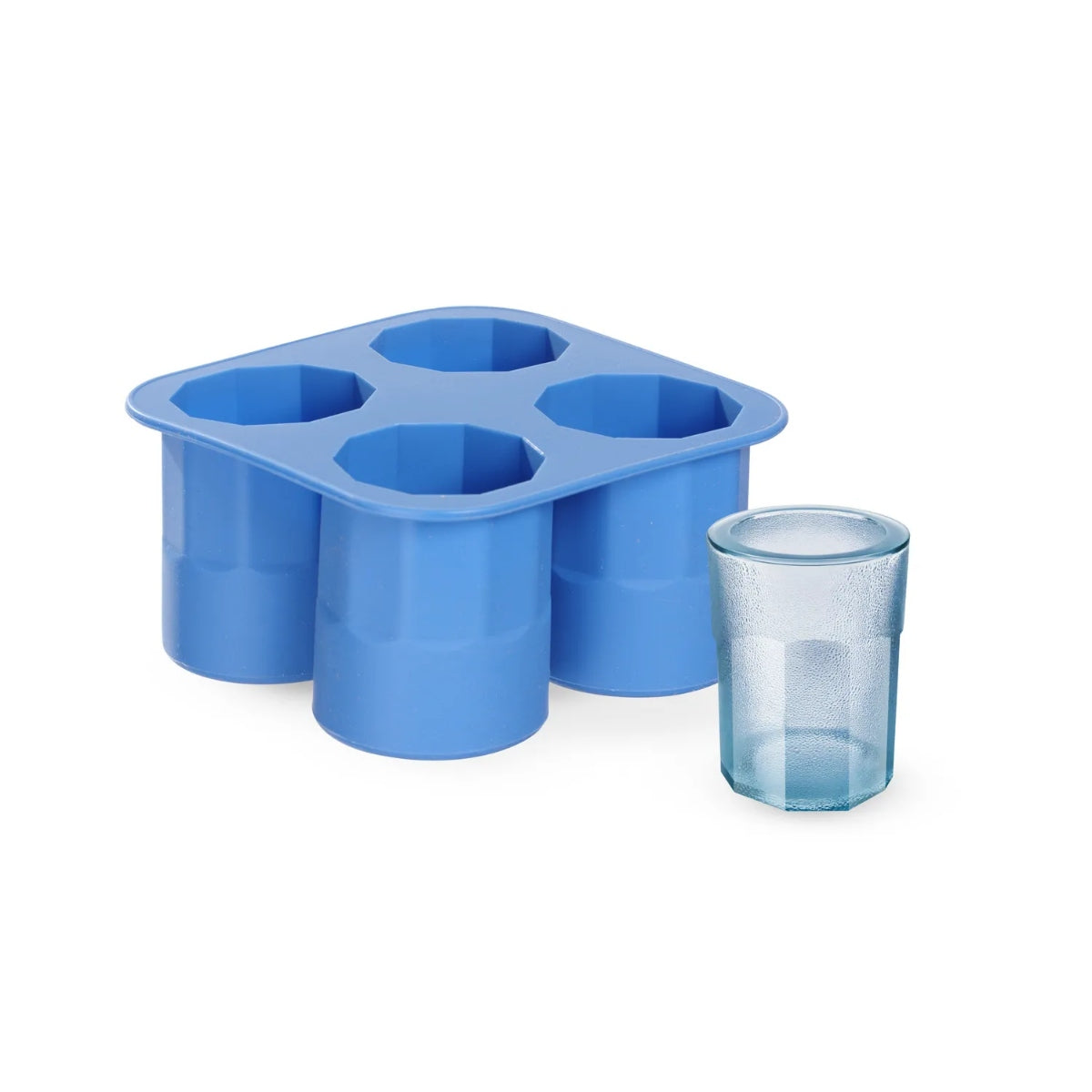 En blå Hendi Ice Shot Glass Mold med fire rom er plassert ved siden av et lite, klart glass på hvit bakgrunn.
