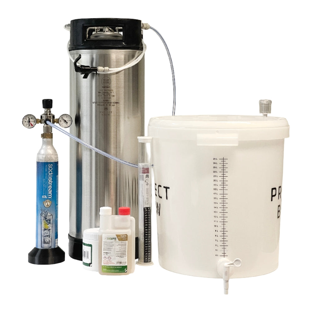 Brewshop Simply Brew - Startsett for Fresh Wort Kit og Hard Seltzer: inkluderer rustfritt stålfett for karbonering, gjæringsbøtte med tappekran, CO2-tank med regulator, hydrometer, desinfeksjonsmiddel og ingredienser-alt mot hvit bakgrunn.