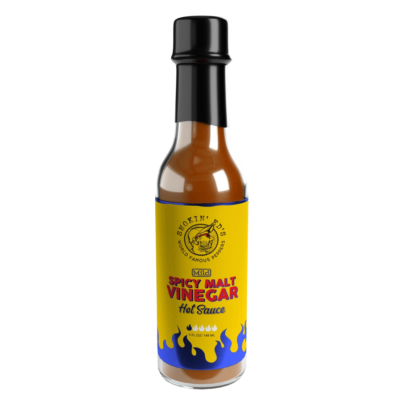 En flaske PuckerButt Pepper Company's Smokin´Ed´s Spicy Malt Vinegar Mild Sauce har en gul og blå etikett, svart hette og flammegrafikk. Denne pikante sausen gir en kraftig smak til alle retter.