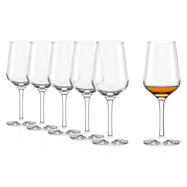 Seks Stölzle Lausits Tulipanglass 205 ml-glass står på rekke og rad; fem er tomme og ett inneholder en liten mengde ravfarget væske.