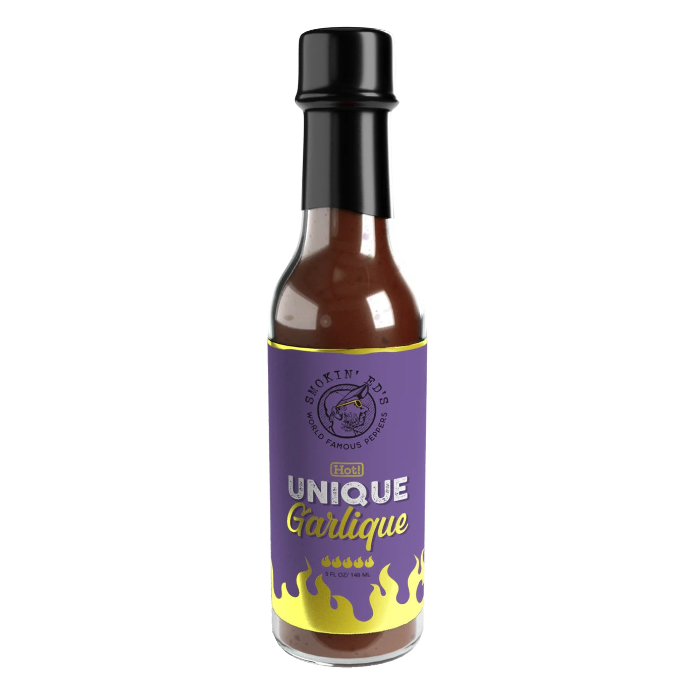 En flaske Smokin' Ed's Unique Garlique Sauce fra PuckerButt Pepper Company har en lilla og gul etikett med flammer og en svart hette - perfekt for fans av sterk saus.