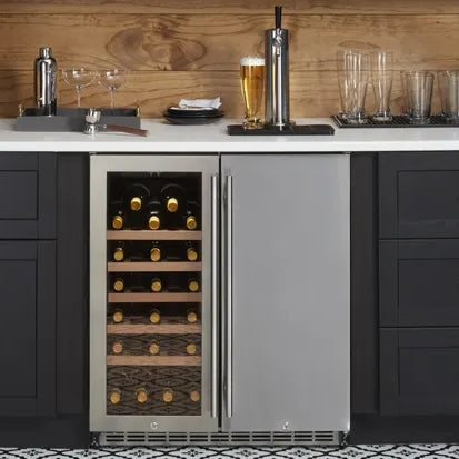 Skap en moderne hjemmebar med HCK Vinskap & Kegerator med Tappetårn - en elegant kombinasjon av vinkjøleskap og kegerator som serverer nedkjølte drinker, med cocktailglass utstilt på en ren, hvit benkeplate.