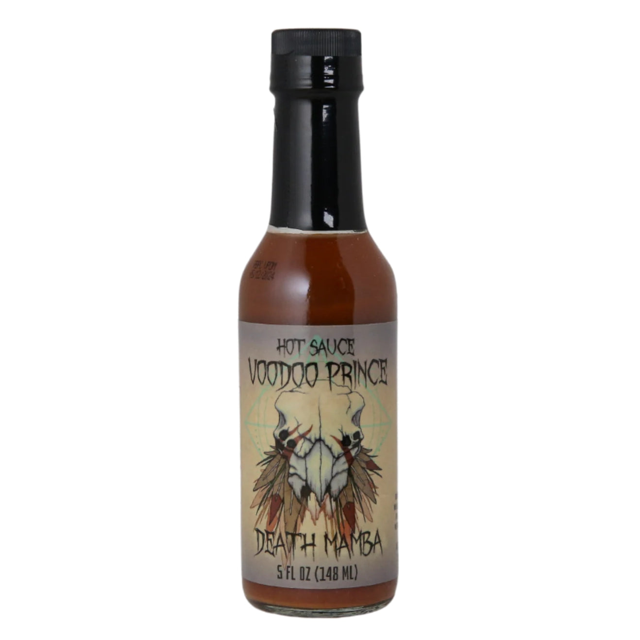 En flaske Voodoo Prince Death Mamba Sauce fra PuckerButt Pepper Company, laget med den brennende Bhut Jolokia-spøkelsespepperen, har en hodeskalle- og fjæretikett - perfekt for sterke pølsefans som ønsker intens hete.