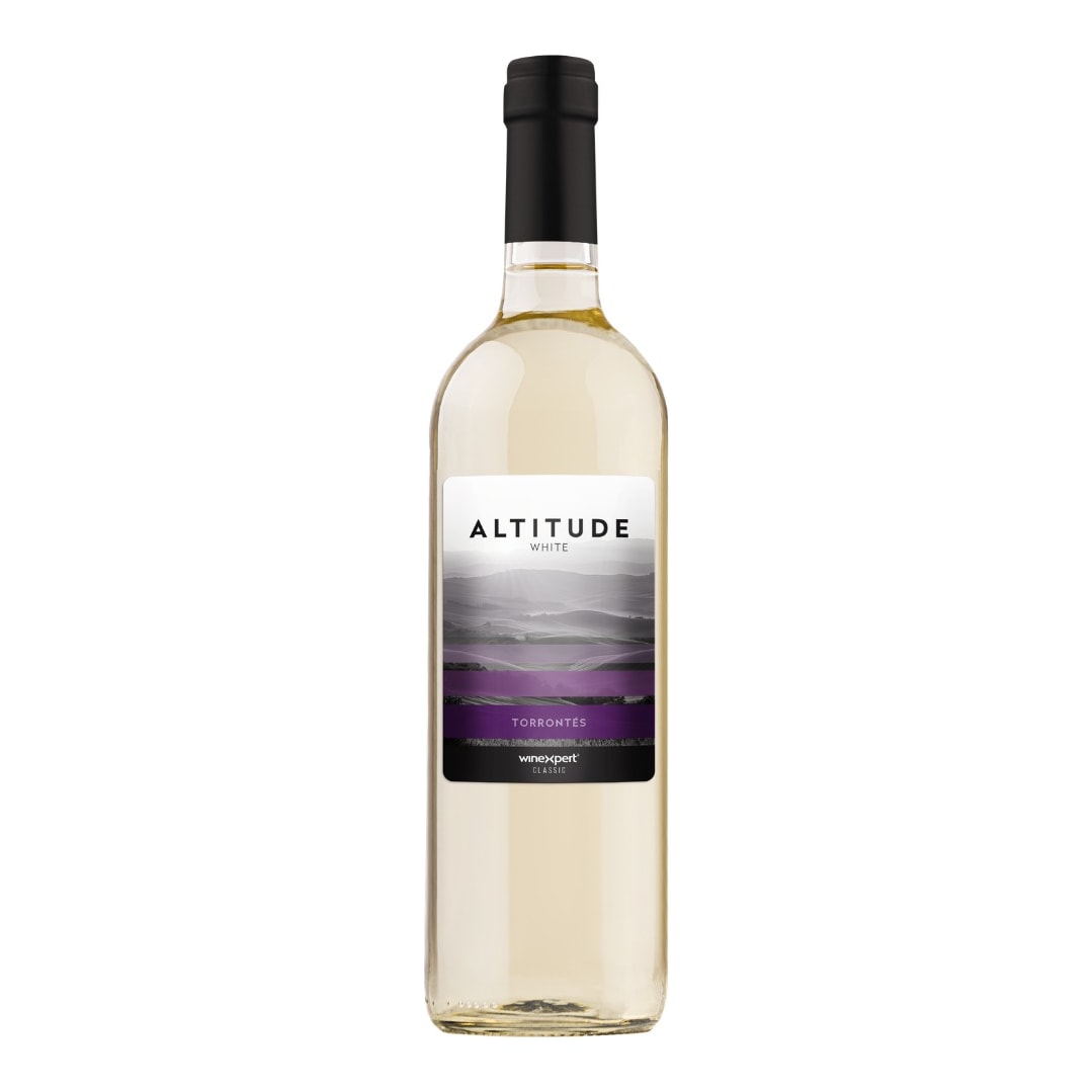 Flaske med hvitvin laget av Winexpert Classic Altitude White vinsett, med hvit Altitude-etikett