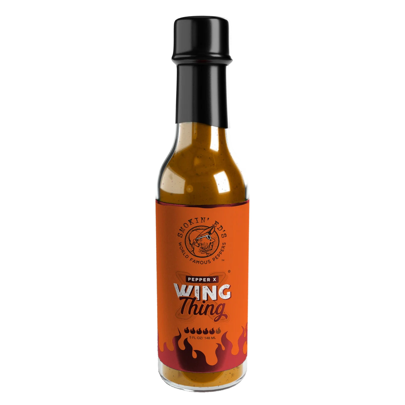 En flaske Smokin' Ed's Wing Thing Sauce - Pepper X fra PuckerButt Pepper Company har verdens sterkeste chili på den brennende oransje etiketten, prydet med flammer og en rykende fuglelogo.