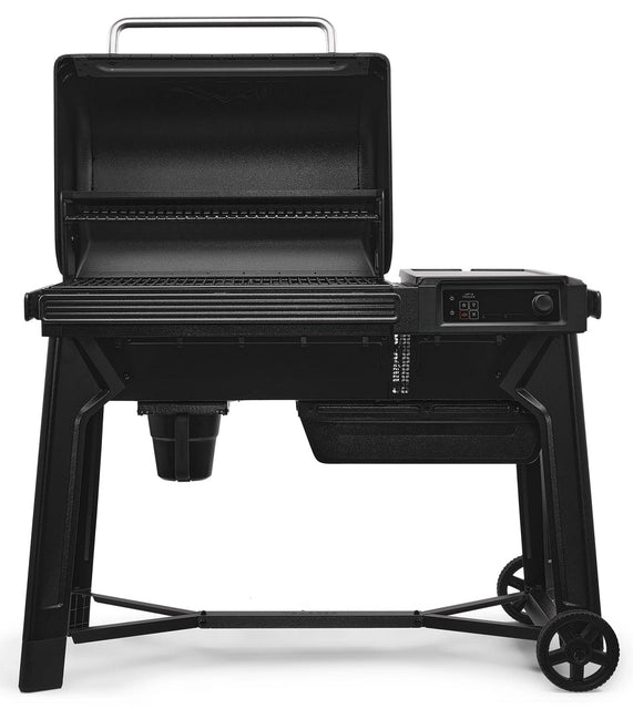 Traeger Woodridge Pelletsgrill i svart har øvre og nedre grillhyller, WiFIRE-teknologi, et kontrollpanel på siden, to hjul og en liten beholder under grillen for autentisk vedfyrt smak.