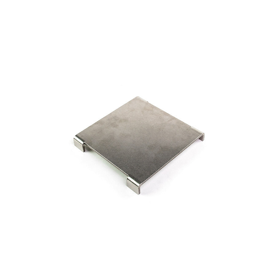 YAKINIKU Rectangular Shichirin Teppanyaki Plate er en metallplattform med fire korte ben, ideell for en autentisk japansk grillopplevelse eller som en YAKINIKU Teppanyaki-tallerken, vist på en hvit bakgrunn.