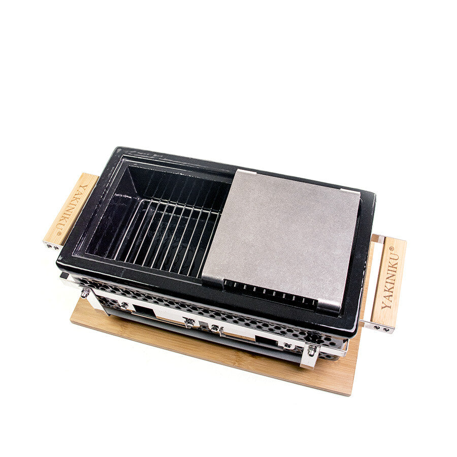 YAKINIKU Rectangular Shichirin Teppanyaki Plate har en metallrist og en flat teppanyaki-overflate, samt trehåndtak merket YAKINIKU for en autentisk japansk grillopplevelse.