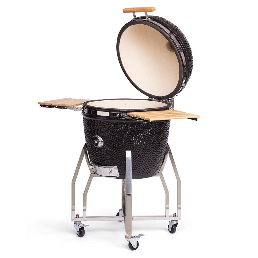 YAKINIKU Kamado XLARGE Complete er en svart keramisk grill med et åpent, kuppelformet lokk, sidehyller i tre og et metallstativ med hjul - perfekt for alle som ønsker en profesjonell grillopplevelse.