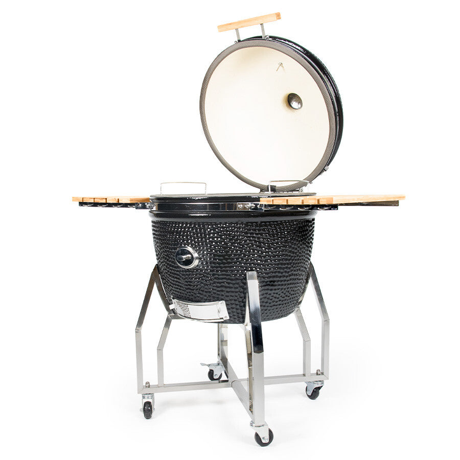 YAKINIKU Kamado XXLARGE Complete har en svart keramisk grill med åpent lokk, sidehyller i tre, et metallstativ med hjul og et håndtak på lokket - perfekt for seriøse matlagingsentusiaster utendørs.