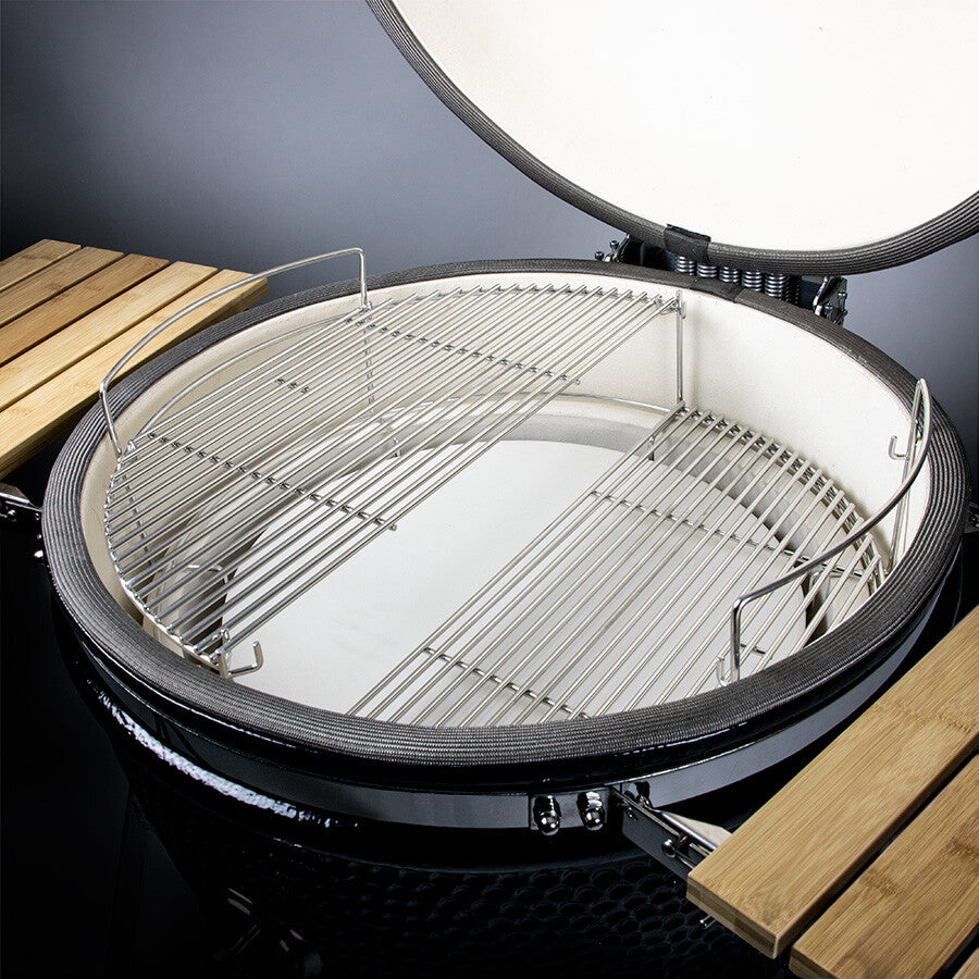 Et nærbilde av YAKINIKU Kamado XXLARGE 61 cm Complete, en keramisk grill i toppklasse med to grillrist i rustfritt stål og sidehyller i tre.